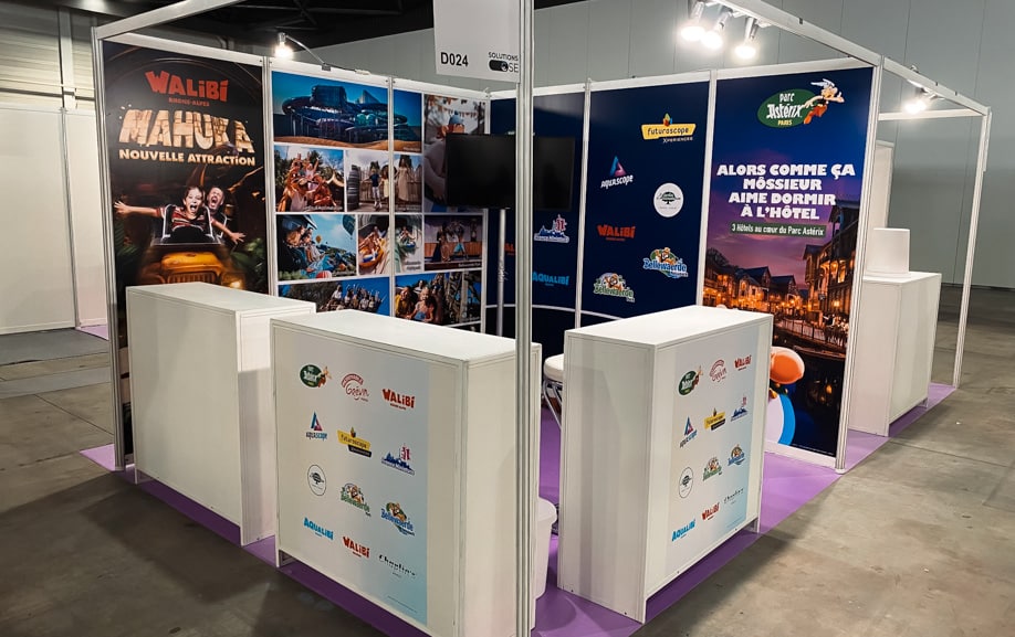 Décoration de stand d’exposition pour la Compagnie des Alpes avec logos et visuels des parcs d’attractions.