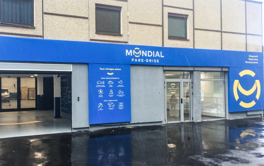 Devanture commerciale moderne du centre Mondial Pare-Brise à Nanterre