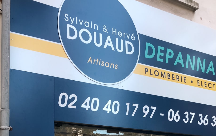 Devanture de magasin fabriquée et posée à Nantes par Graphitis
