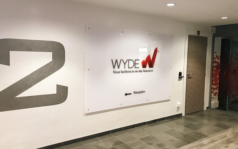 Enseigne intérieure premium installée dans les bureaux WYDE.