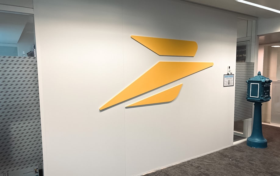 Enseigne murale dans les locaux de La Poste