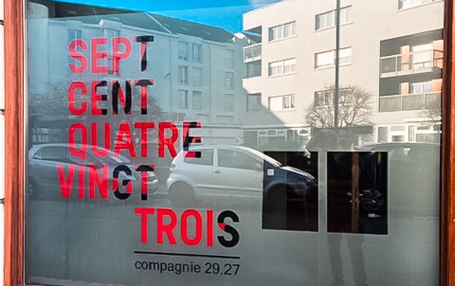 Signalétique de vitrine avec lettres adhésives à Nantes