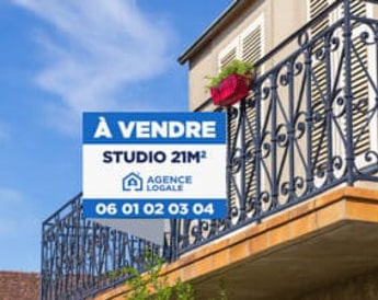 Panneau à vendre accroché au balcon d'une maison