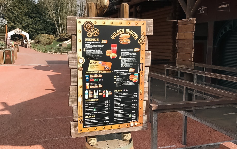 Panneau menu snack Golden Burger au parc Walibi présentant menus burgers, boissons et desserts