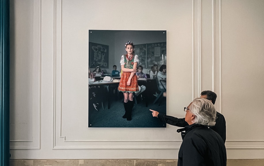 Présentation d'une œuvre dans les couloirs cabinet d'avocat