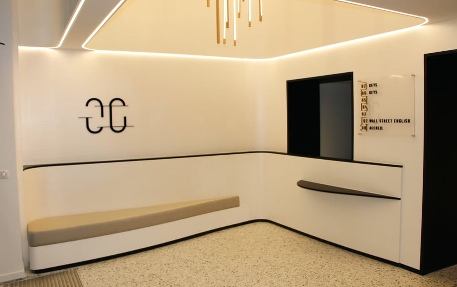 Hall d’accueil avec signalétique murale design et panneaux directionnels pour bureaux.