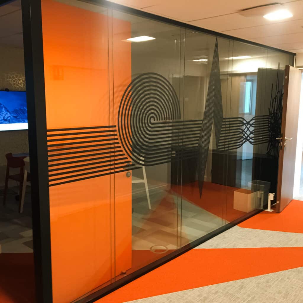 Signalétique de bureau et vitrophanie réalisée par Graphitis