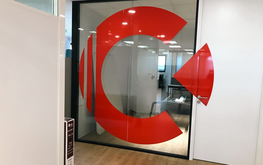 Logo sur vitrophanie dans un espace de coworking