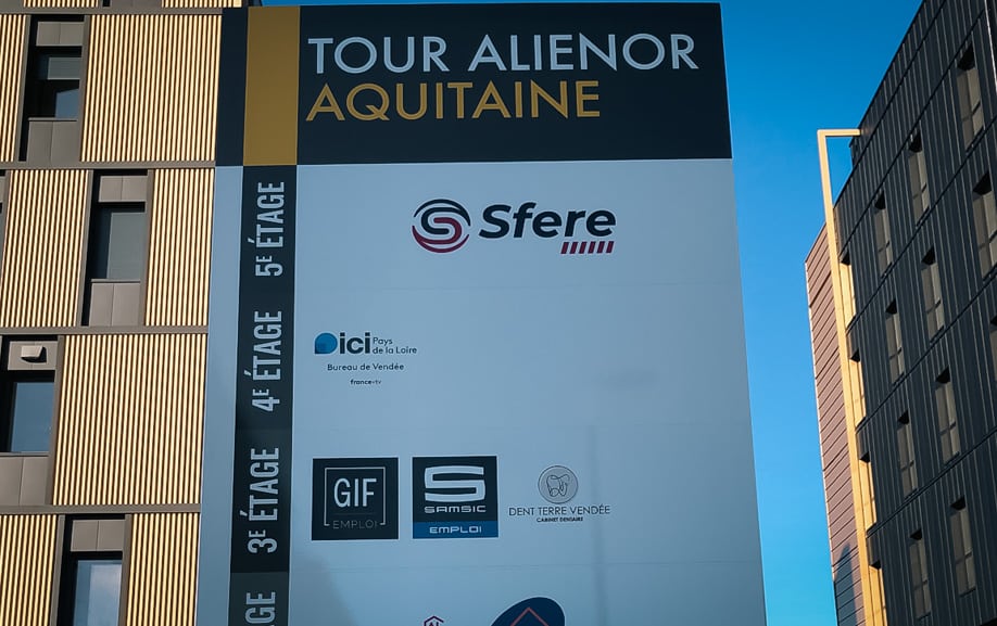 Adhésif signalétique sur façade vitrée du bureau France 3 Vendée