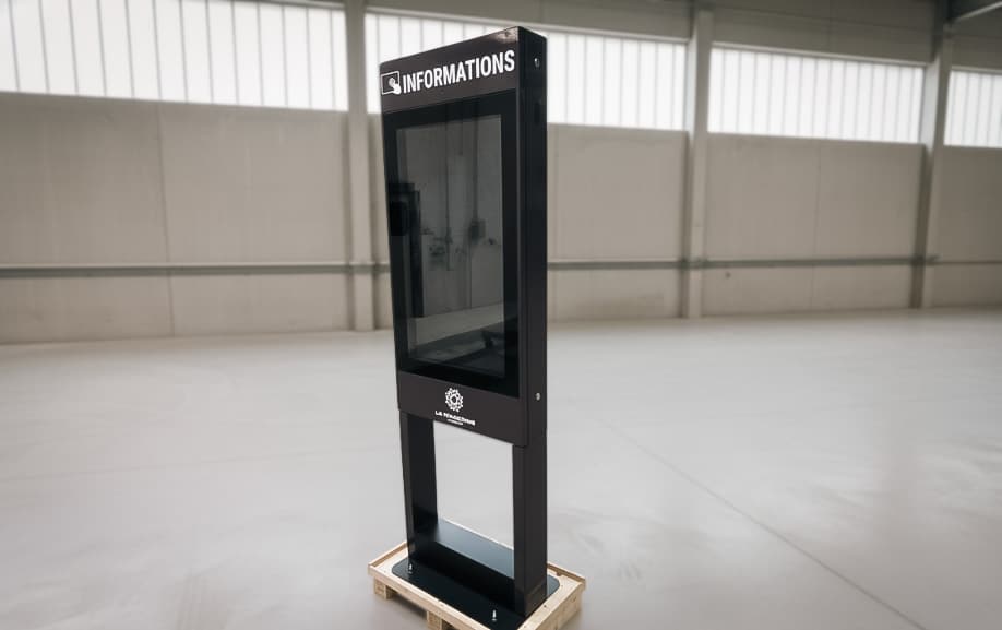 Habillage d'une borne informationnelle totem de trois quart