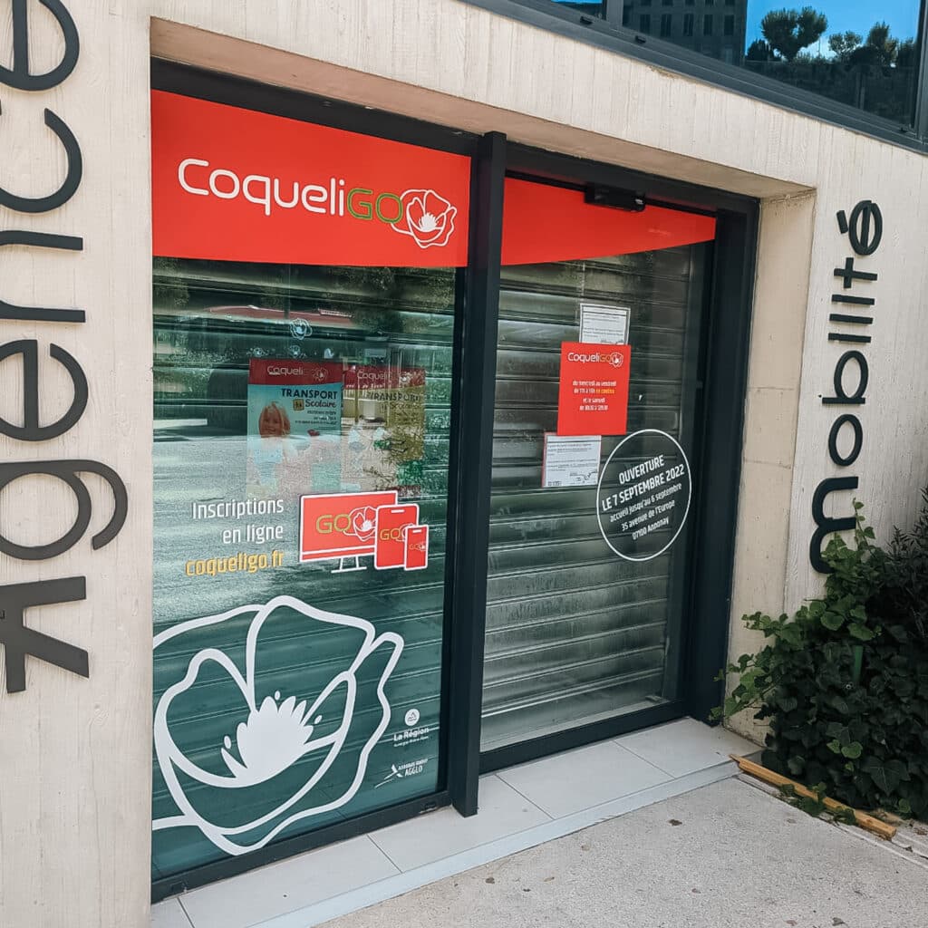 Adhésif publicitaire personnalisé sur vitrine à Nantes