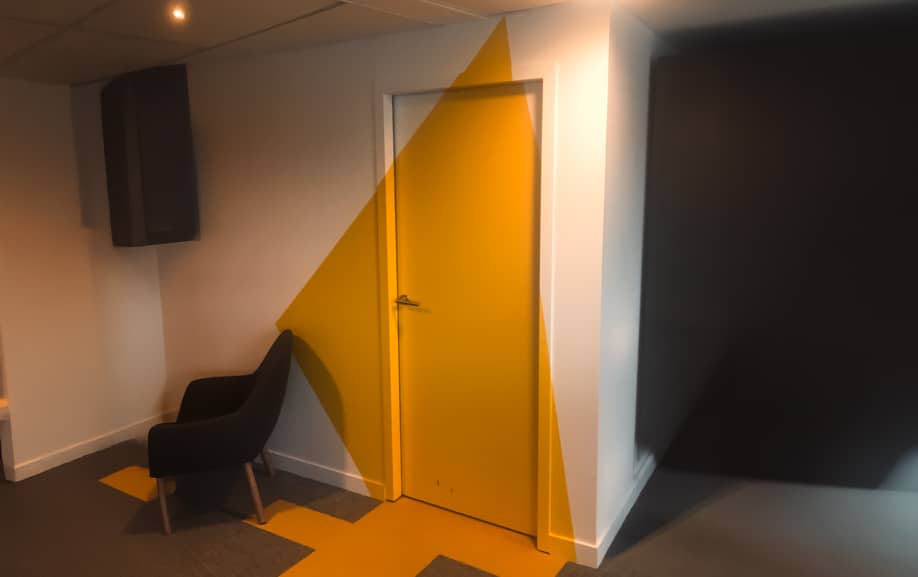 adhésif mural installé sur un mur et une porte