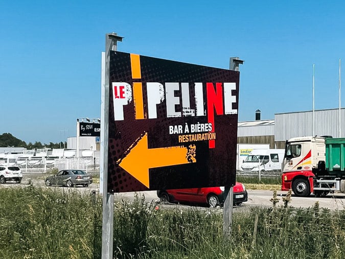 Pré enseigne permettant d'indiquer dans quelle direction est le commerce