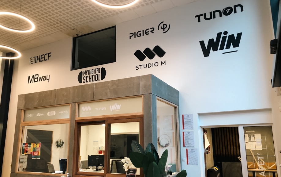 Impression d’adhésif mural avec plastification mate pour signalétique intérieure