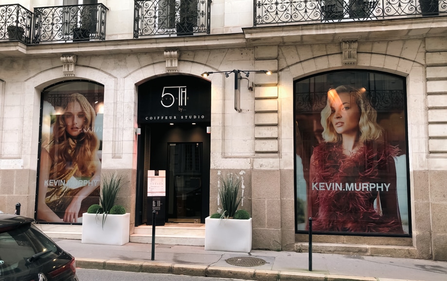 Vitrophanie salon de coiffure 5th Avenue à Nantes sur vitrine extérieure