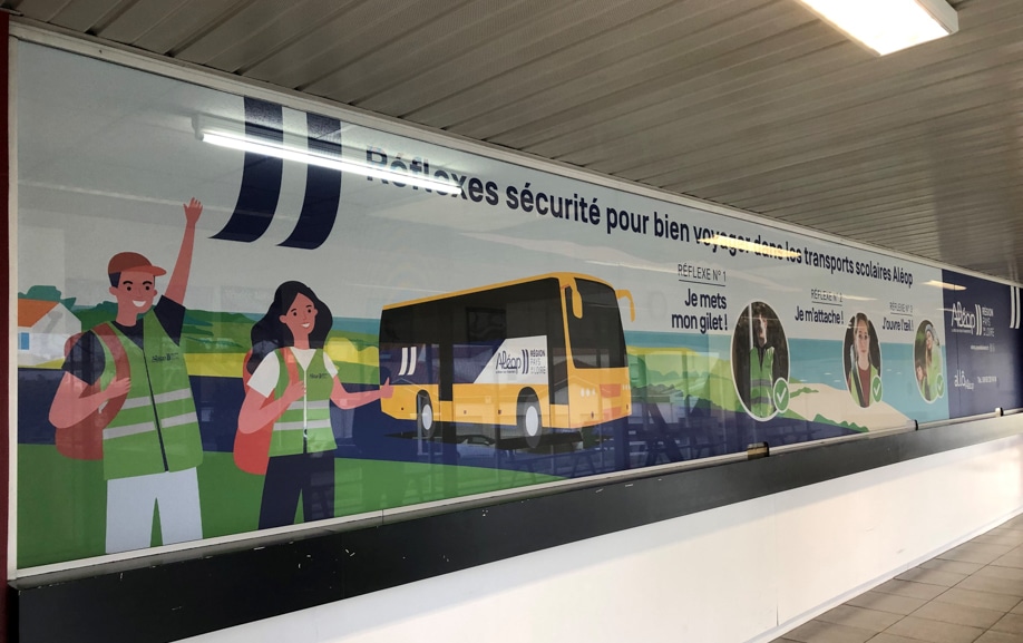 Vitrophanie pédagogique sur la sécurité dans les transports scolaires
