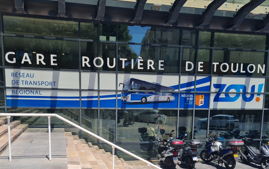 Pose de film adhésif sur la vitre de la Gare de Toulon