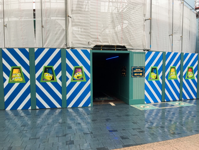 Palissade cachant les travaux effectués au niveau d'une attraction