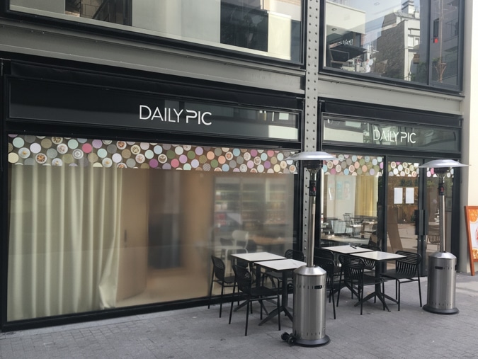 Vitrophanie pour un restaurant réalisé par Graphitis