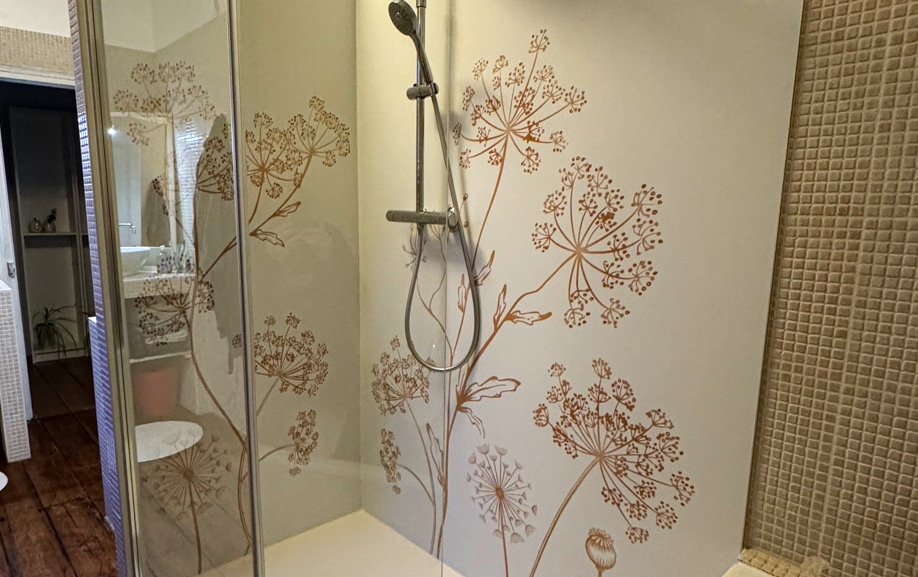 Habillage de salle de bain avec un panneau de douche personnalisé