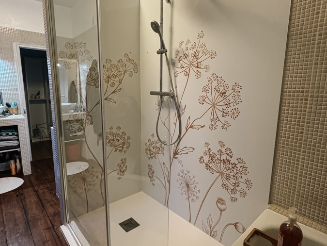 Habillage avec panneaux muraux dans une douche