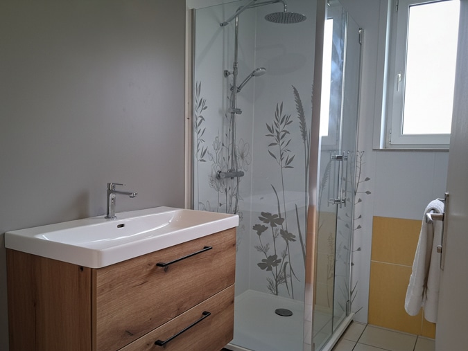 Panneau imprimé sur mesure pour une salle de bain