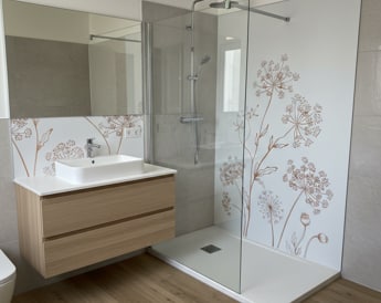 Panneau sur-mesure imprimé dans une salle d'eau