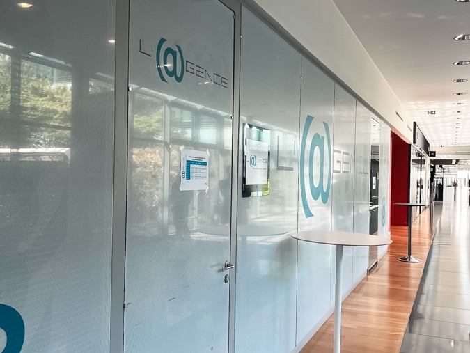 Vitrophanie sur les vitrages d'une salle de réunion