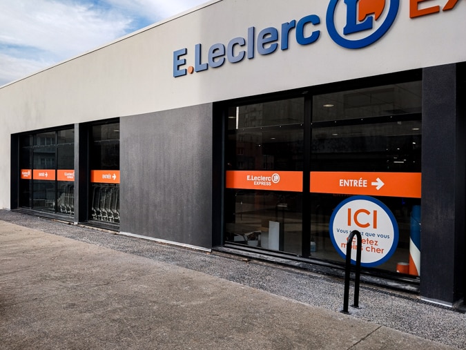 Une signalétique extérieur en vitrophanie réalisée pour un magasin Leclerc