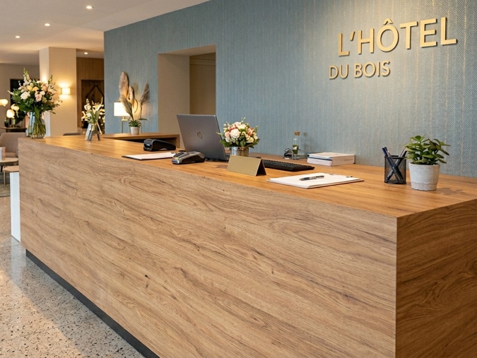 Covering d'un comptoir de réception hôtelière avec film adhésif effet bois chêne