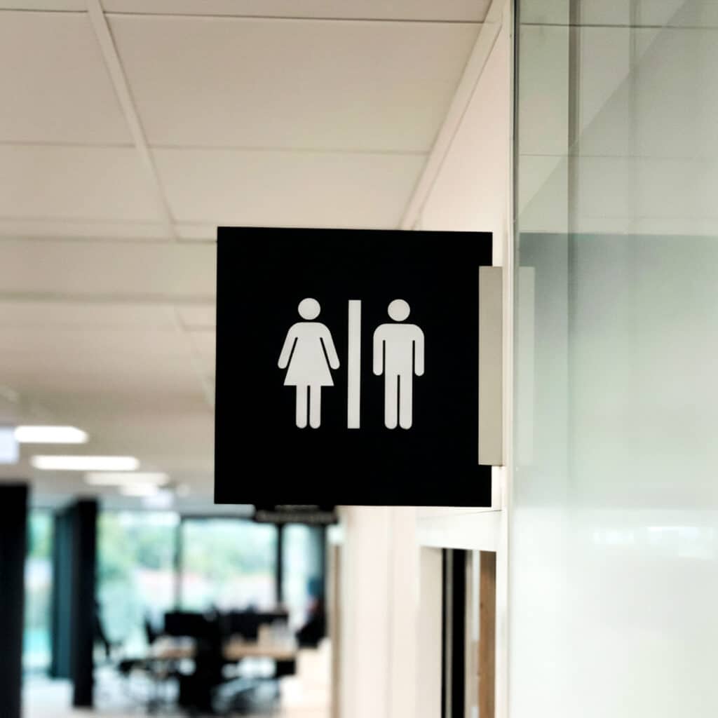 Création de pictogramme WC sur mesure à Nantes, plaque signalétique sanitaire carrée sur cloison vitrée de bureau
