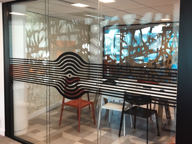 Film adhésifs pour habillage décoratif des vitrages d'une salle de réunion