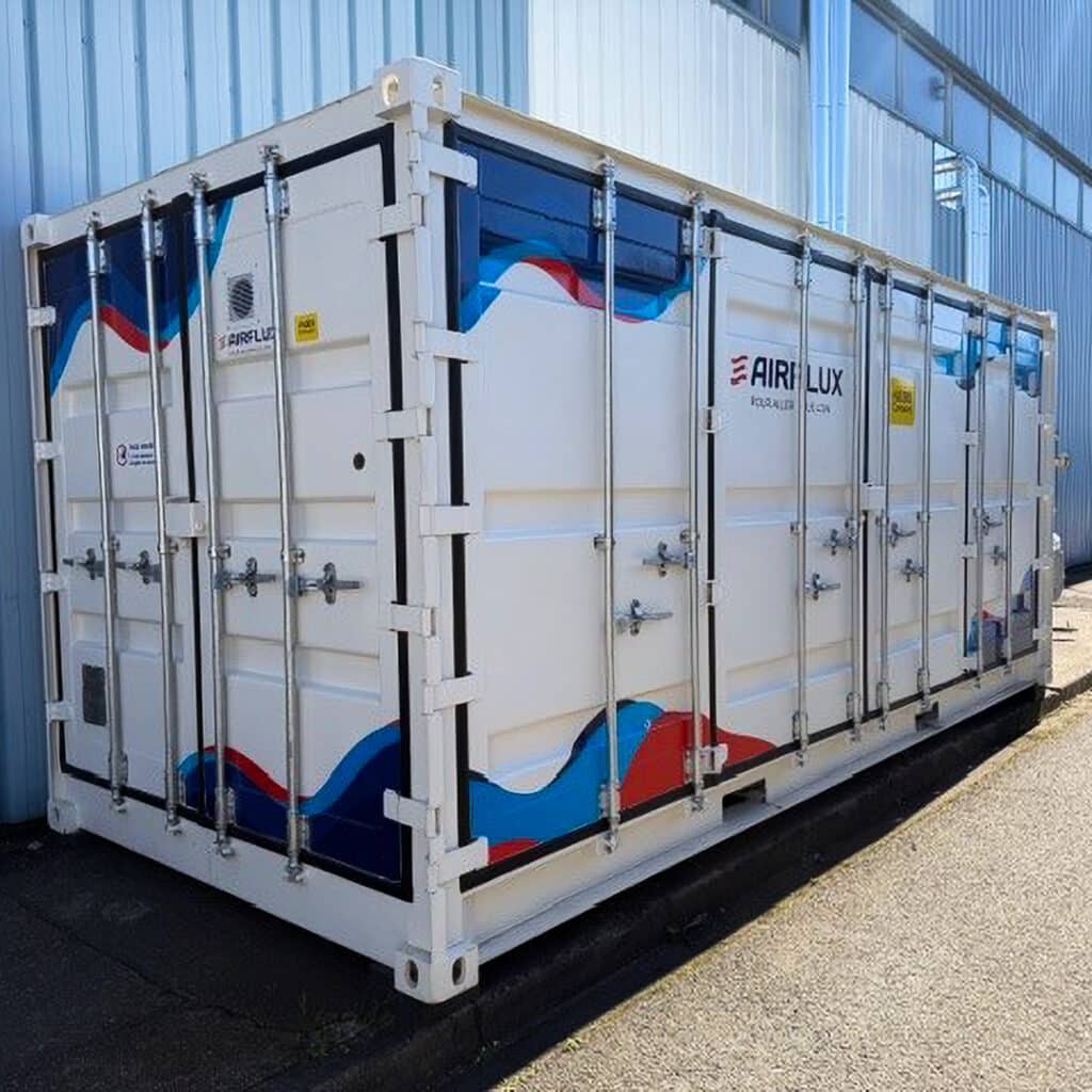 Habillage d'un conteneur floqué aux couleurs de l'entreprise