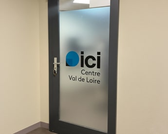 Un exemple de cloison vitré avec vitrophanie dans un bureau de France télévision ICI