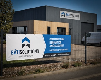 Banderole publicitaire devant une entreprise