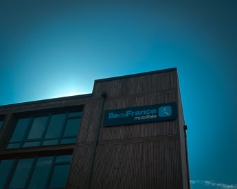Exemple d'enseigne installé directement sur le bâtiment de l'entreprise