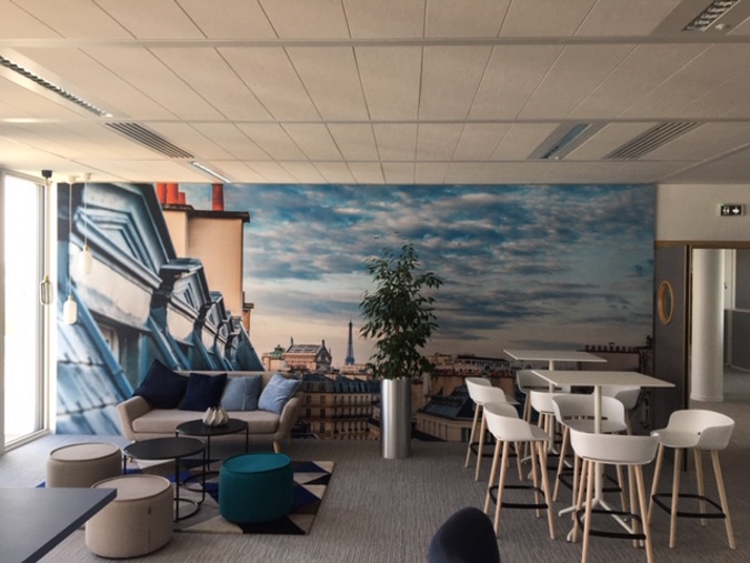 Habillage décoratif d'un mur dans des bureaux