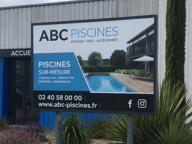 Panneau exterieur publicitaire de pisciniste