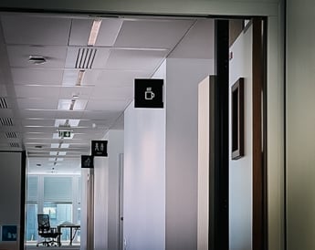Plaque de porte de bureau personnalisée en aluminium sur une salle de réunion à Nantes