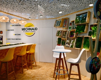 Roll-up, kakémono et totem de PLV événementielle sur un stand de salon à Nantes