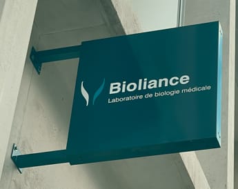 Pose d'une enseigne en lettres découpées sur la devanture d'un commerce à Nantes