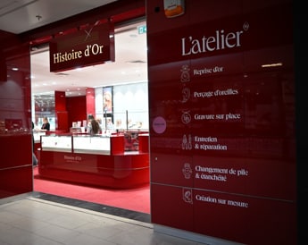 Signalétique d'un commerce nantais : enseigne de façade, vitrophanie et repérage intérieur