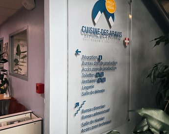 Panneau de signalétique directionnelle orientant les visiteurs dans les bureaux d'une entreprise à Nantes