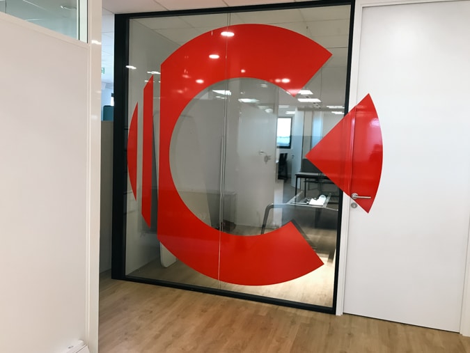 Vitrophanie décorative dans un bureau avec logo de l'entreprise