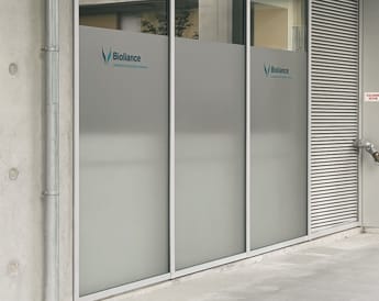 Un exemple vitrophanie sur une vitrine en région nantaise