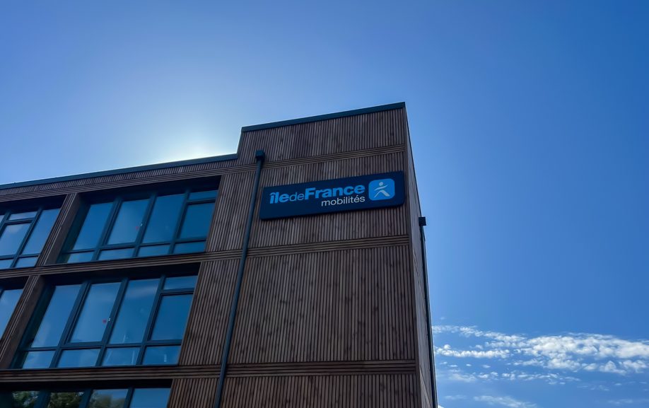 Enseigne bandeau extérieure d’Île-de-France Mobilités posée sur une façade