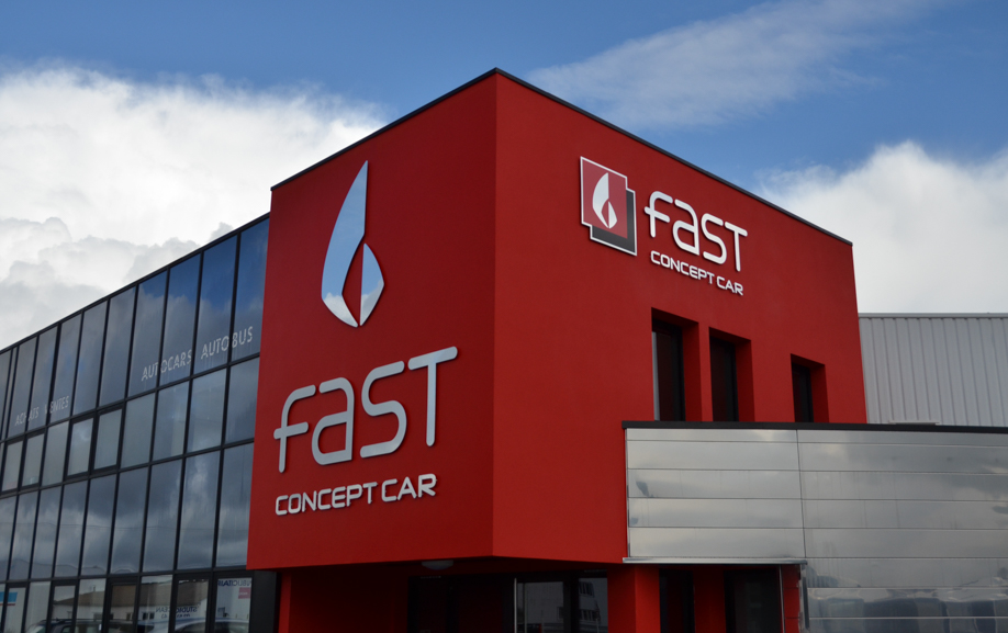 Logo de devanture d’entreprise Fast Concept Car posé sur une façade rouge