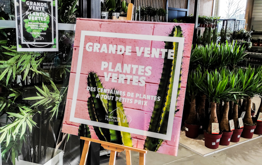 Panneau promotionnel sur chevalet dans le magasin de jardinage
