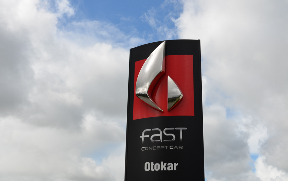 Personnalisation du totem d’entreprise de Fast Concept Car