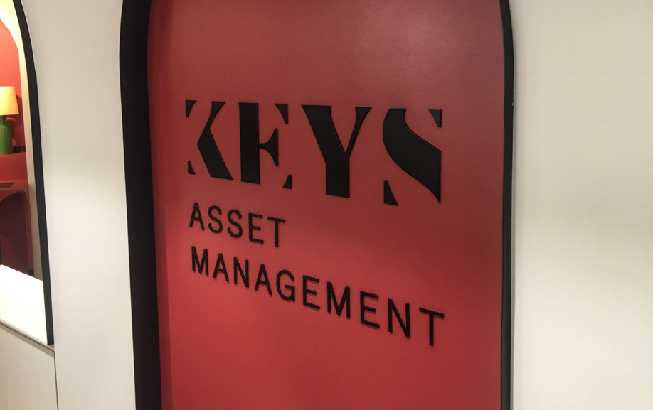 Signalétique murale intégrée à l’aménagement des bureaux KEYS REIM